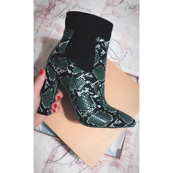 Shoes - 5/$25💋NEW Grey Snake Block Heel Ankle Boots